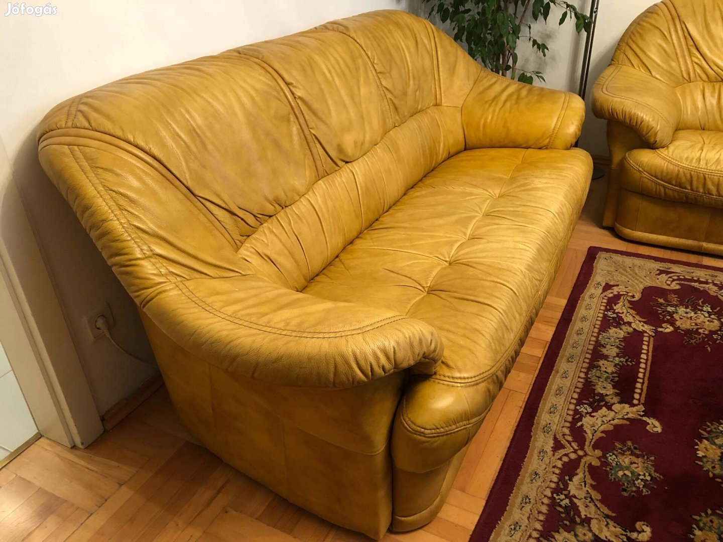 Bőrkanapé háromszemélyes