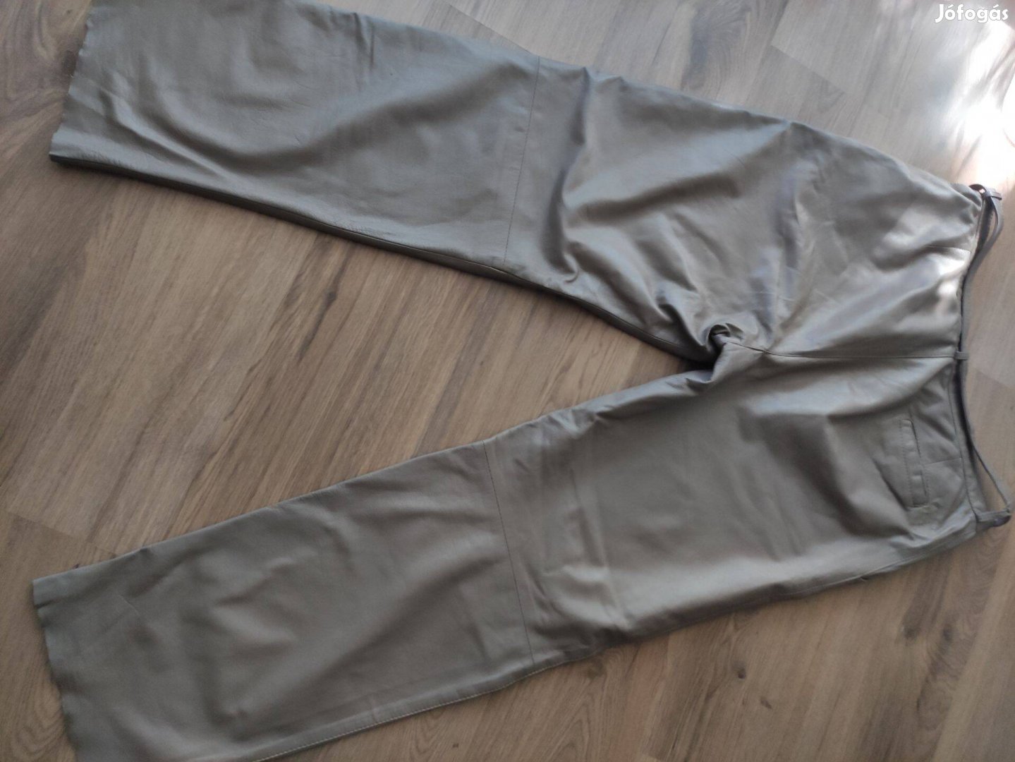 Bőrnadrág övvel. Bőr nadrág