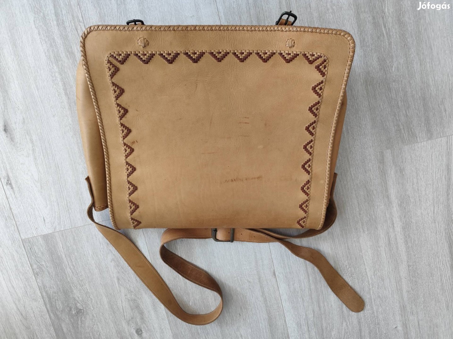 Bőrtáska, vállra akasztható, nagyméretű, kézi készítésű.