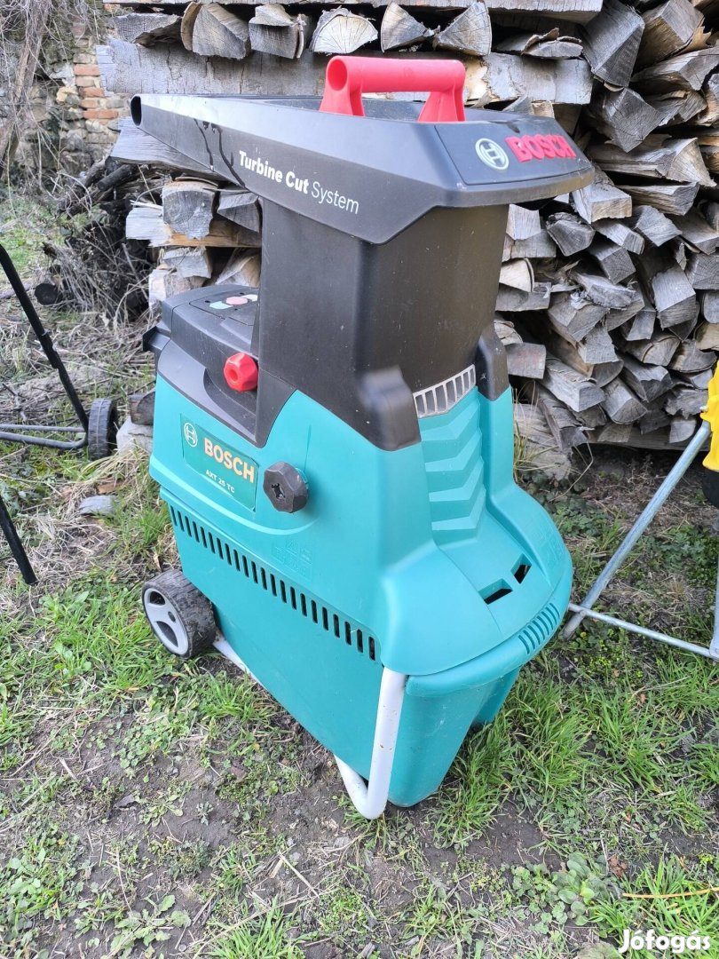Bosch AXT25TC behúzóhengeres ágdaráló ágaprító komposztaprít
