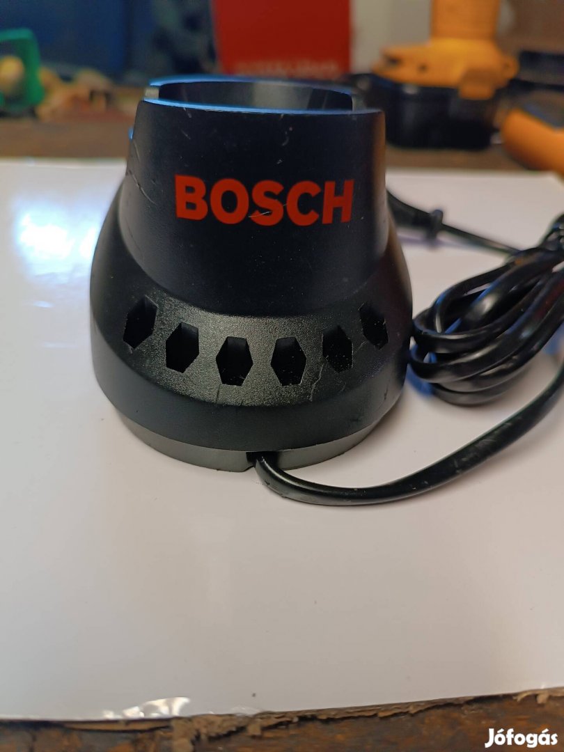 Bosch Li-ion akkumulátor töltő 