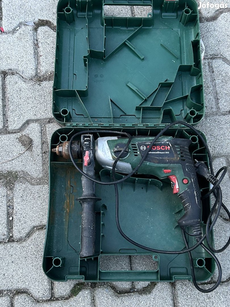 Bosch ütvefúró 900W