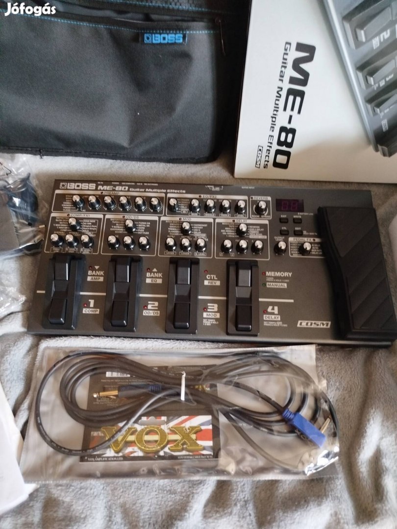Boss ME 80 elektromos gitár multieffekt összes tartozékával .