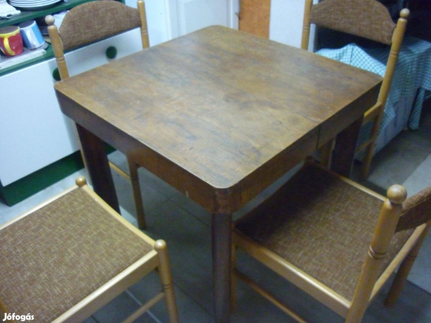 Bővíthető asztal 4 db kárpitozott székkel