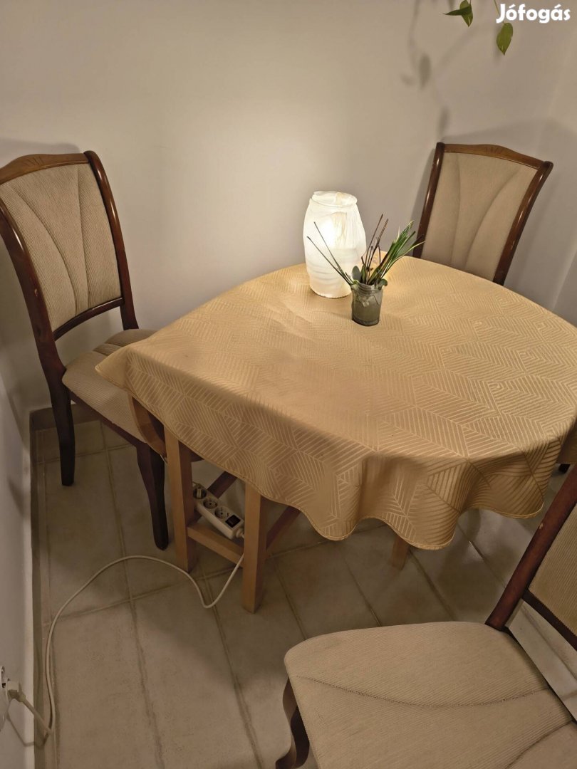 Bővíthető asztal 4 székkel