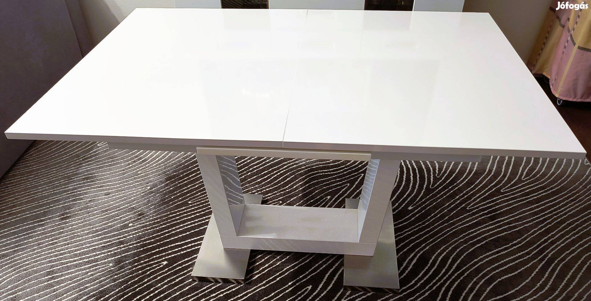 Bővíthető étkező asztal