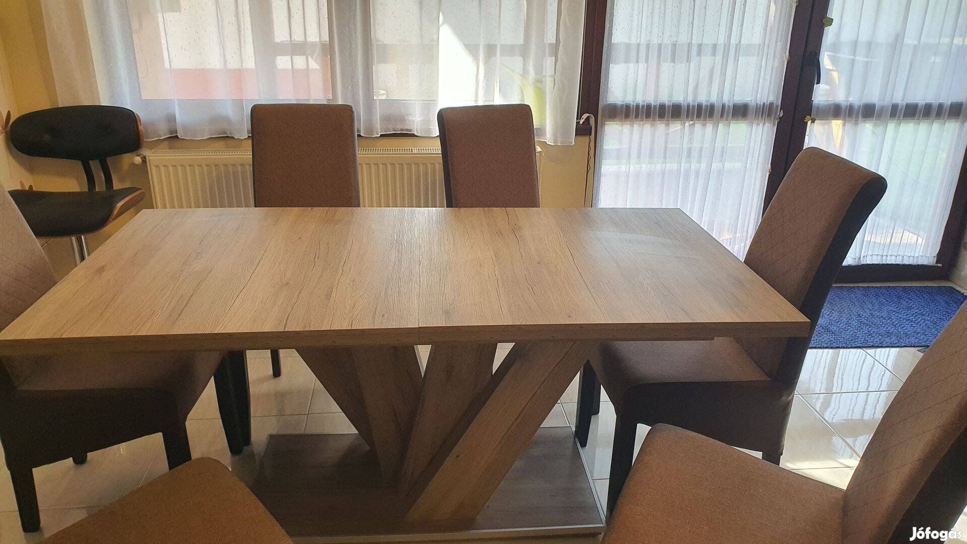 Bővíthető étkezőasztal 6 db székkel