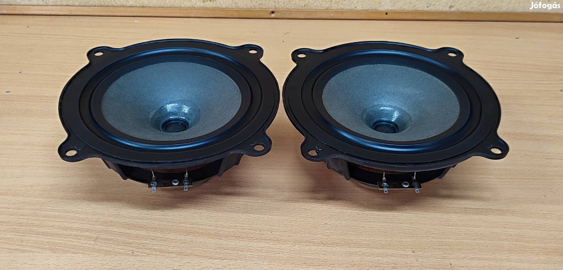 Bowers & Wilkins DM10 mélyközép sugárzó párban.