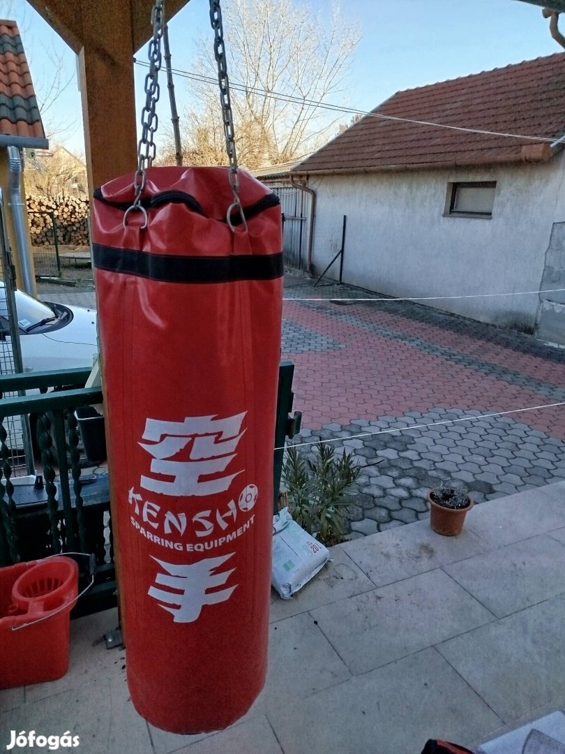 Boxzsák  egy pár boxkesztyűvel