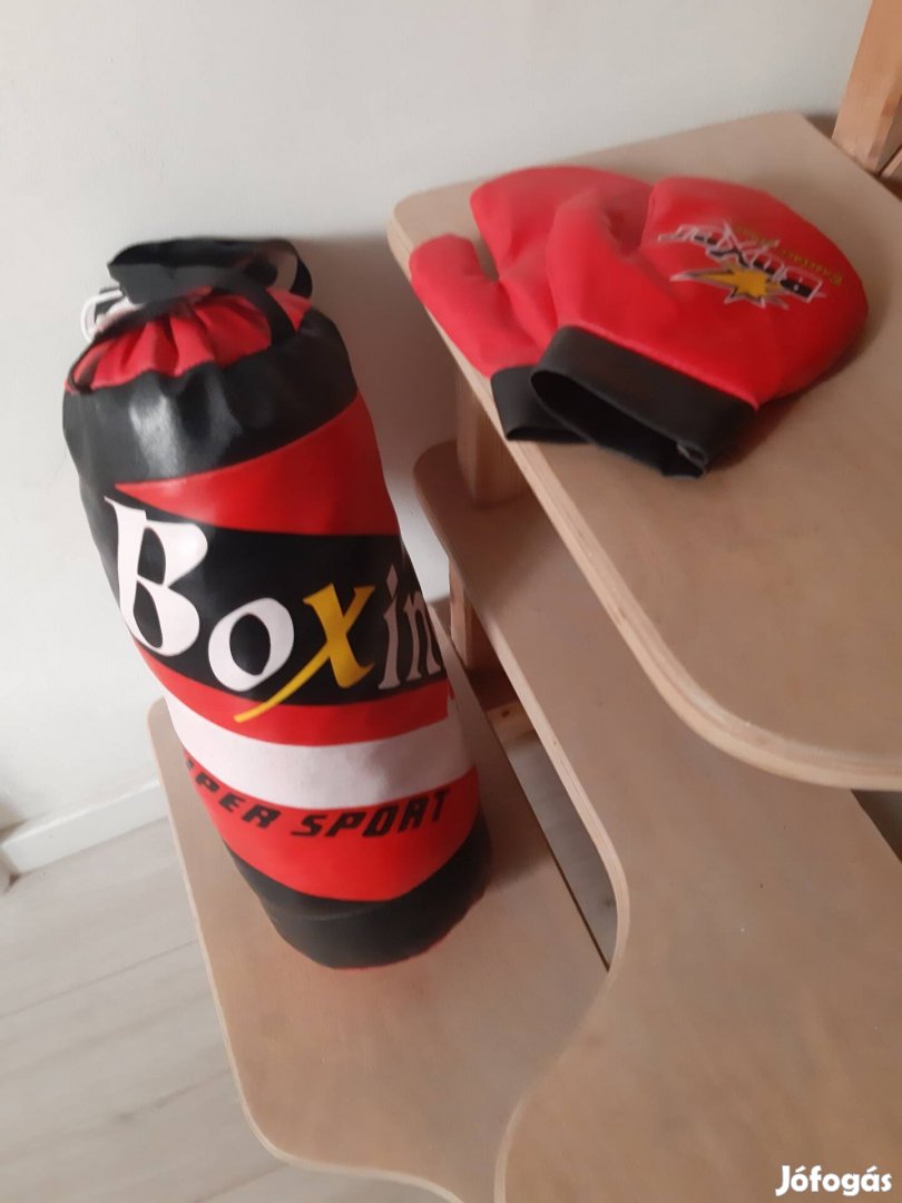 Boxzsák játék bokszkesztyűkkel 