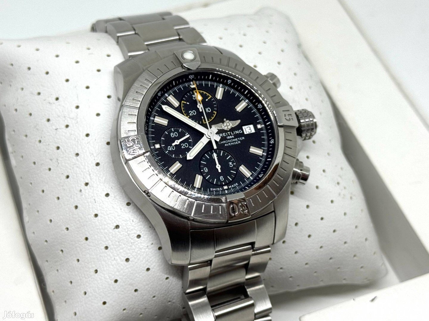 Breitling Avenger Chronograph 45 fekete színben Lgsw