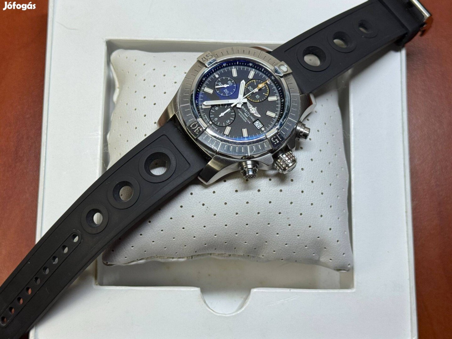 Breitling Avenger Chronograph 45 kaucsuk szíjjal Lgsw