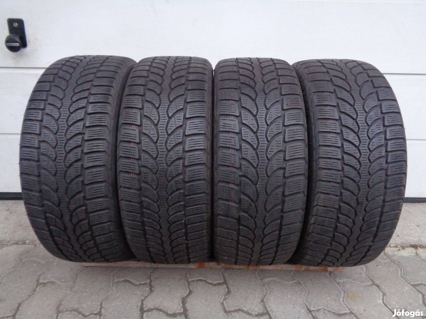 Bridgestone 205/50R17 téli gumi 5-6mm-es mintával, eladó