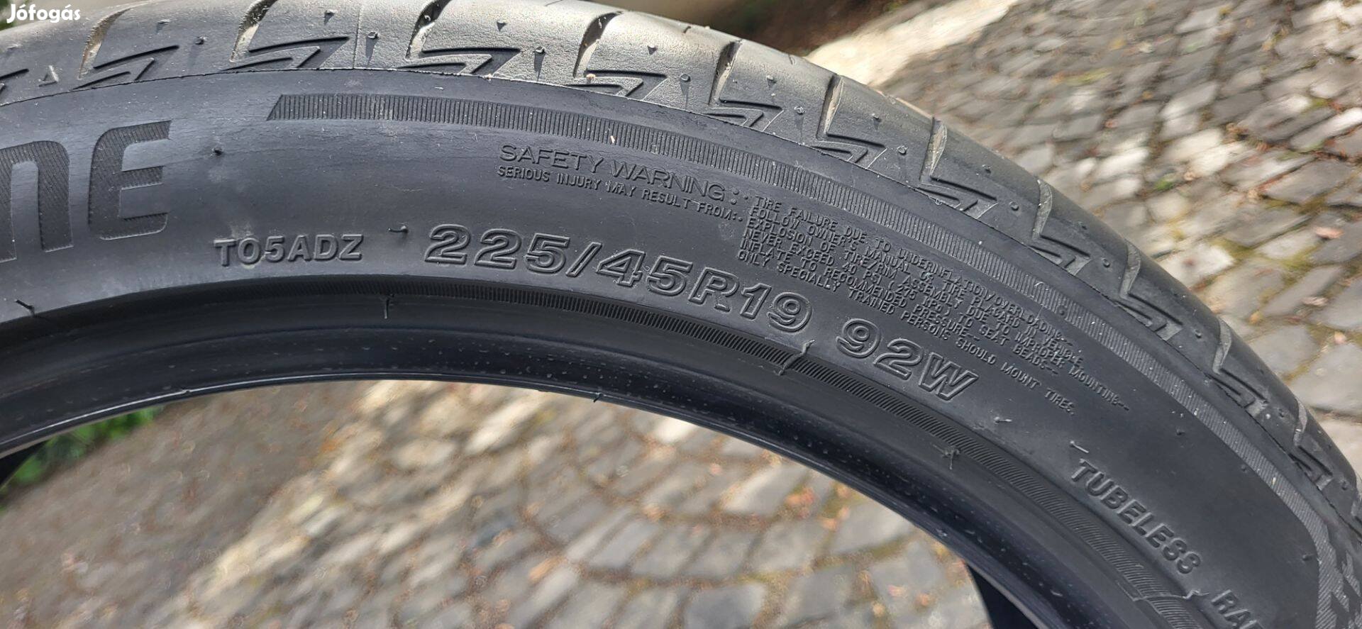 Bridgestone 225/45R19 autó gumi eladó. Kb 60%-os állapot