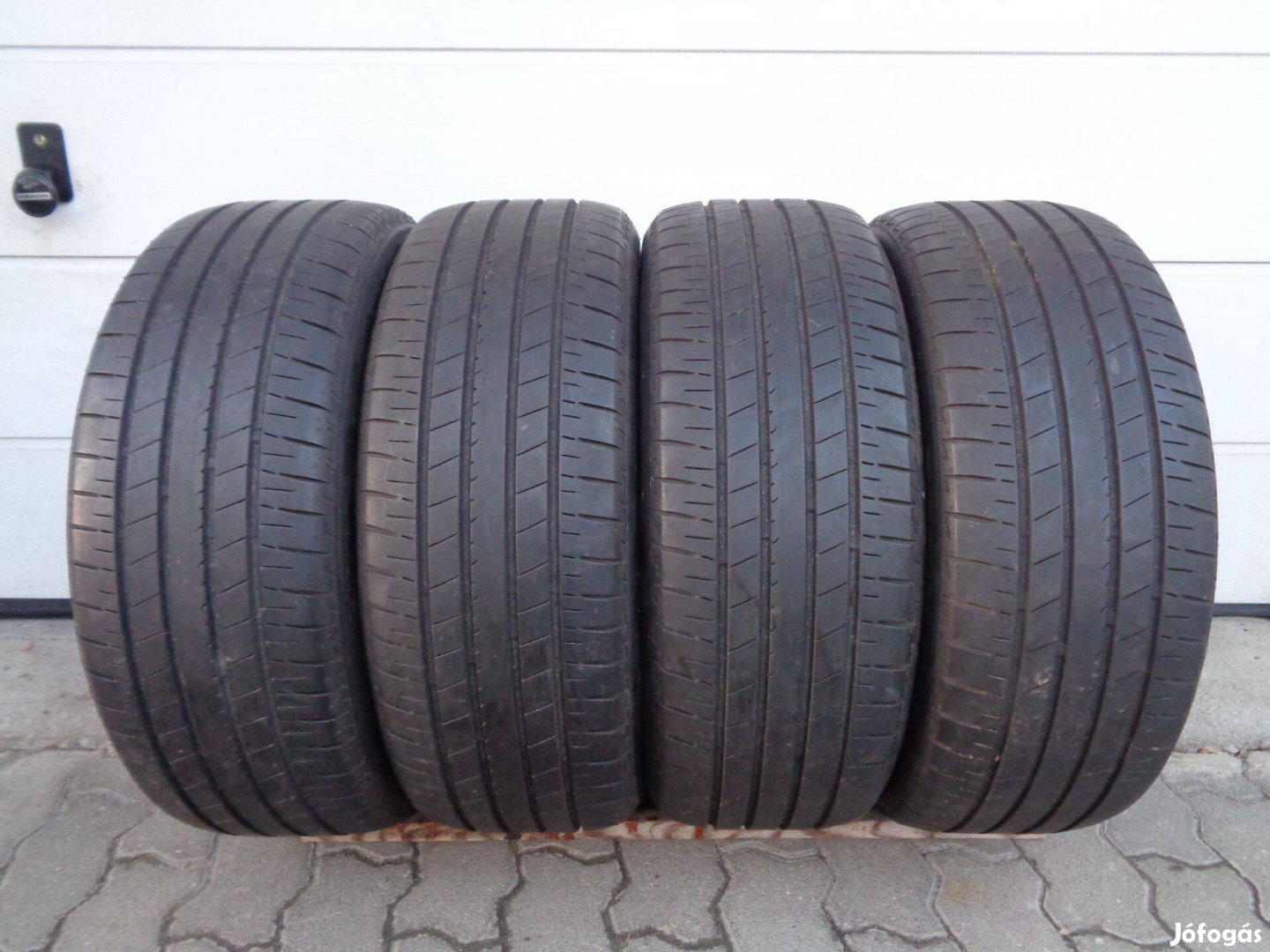 Bridgestone 225/45R19 nyári gumi garnitúra 5-6mm-es mintával eladó