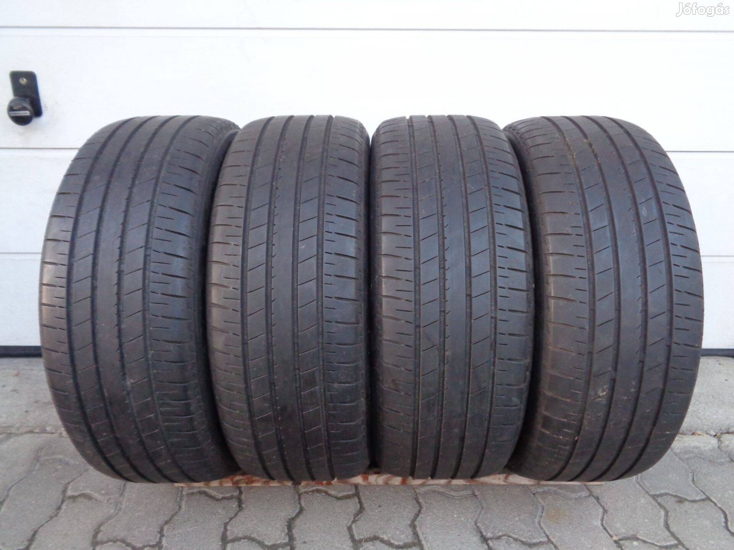 Bridgestone 225/45R19 nyári gumi garnitúra 5-6mm-es mintával eladó