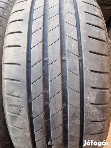 Bridgestone 225/55R17 T005 5mm DOT22 használt gumi HG12931 nyári