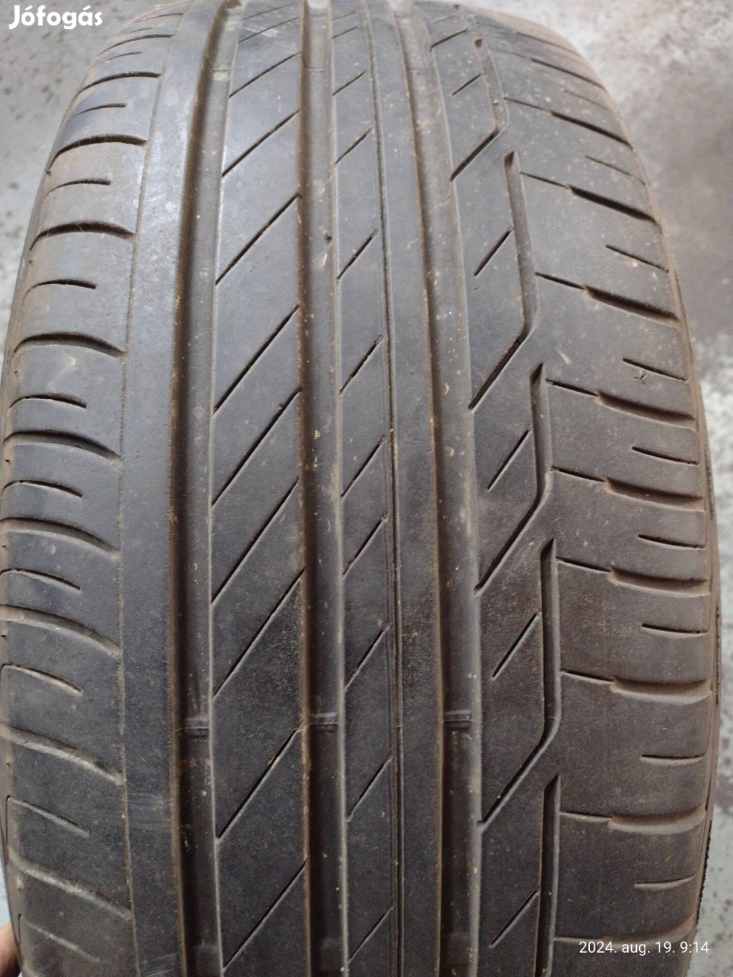 Bridgestone 225 / 45 R19 nyári gumik eladóak.