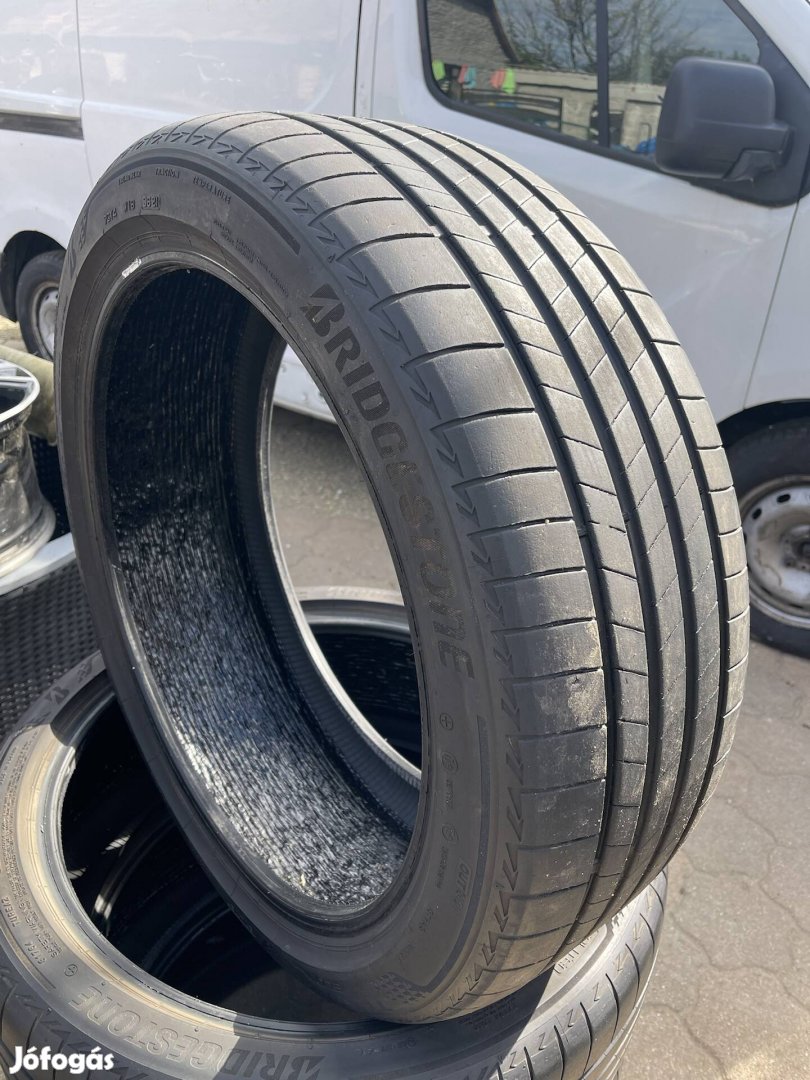 Bridgestone 235/45r21 defekttűrő Nyári gumi!