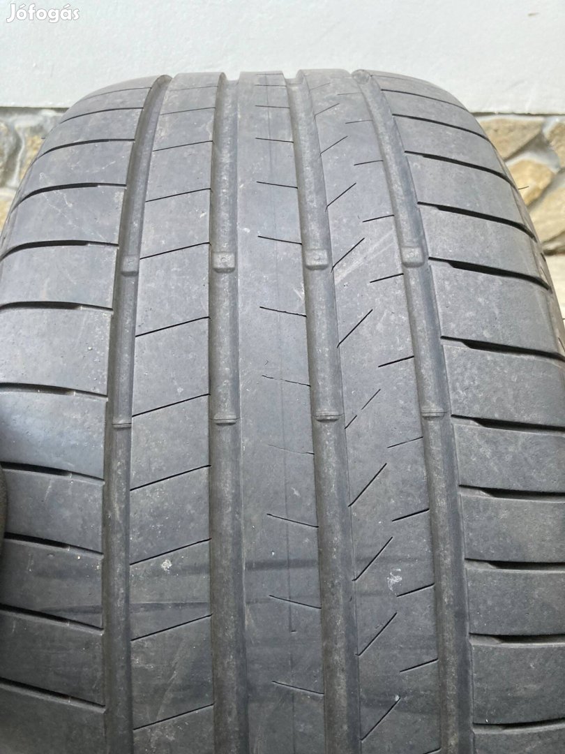 Bridgestone 285/35 R22 használt gumi