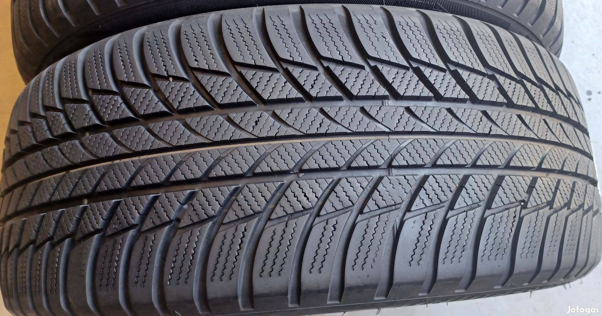 Bridgestone Blizzak LM001 225/45 R18 téli gumik 4db