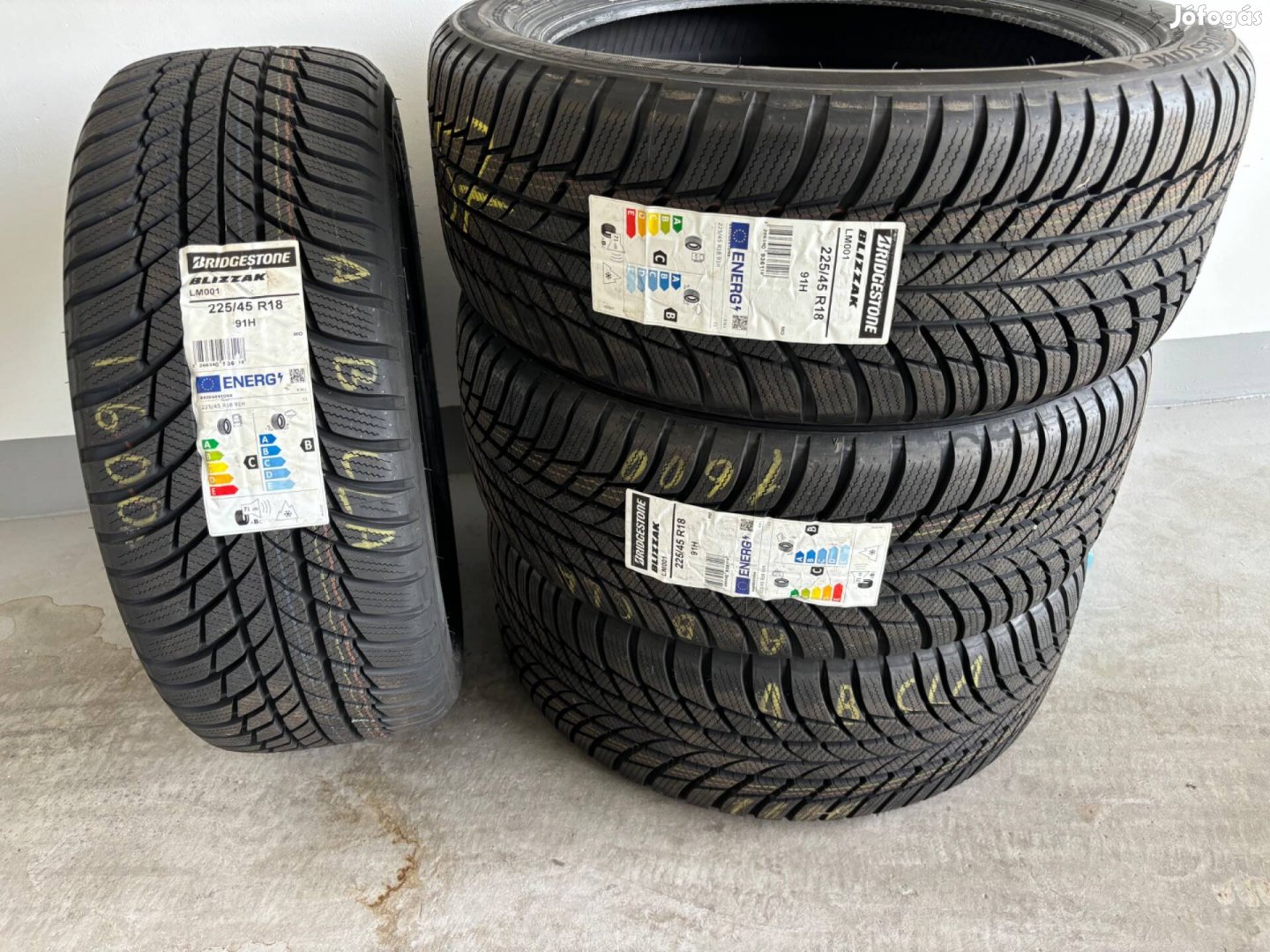 Bridgestone Blizzak LM001 225/45 r18 téligumi