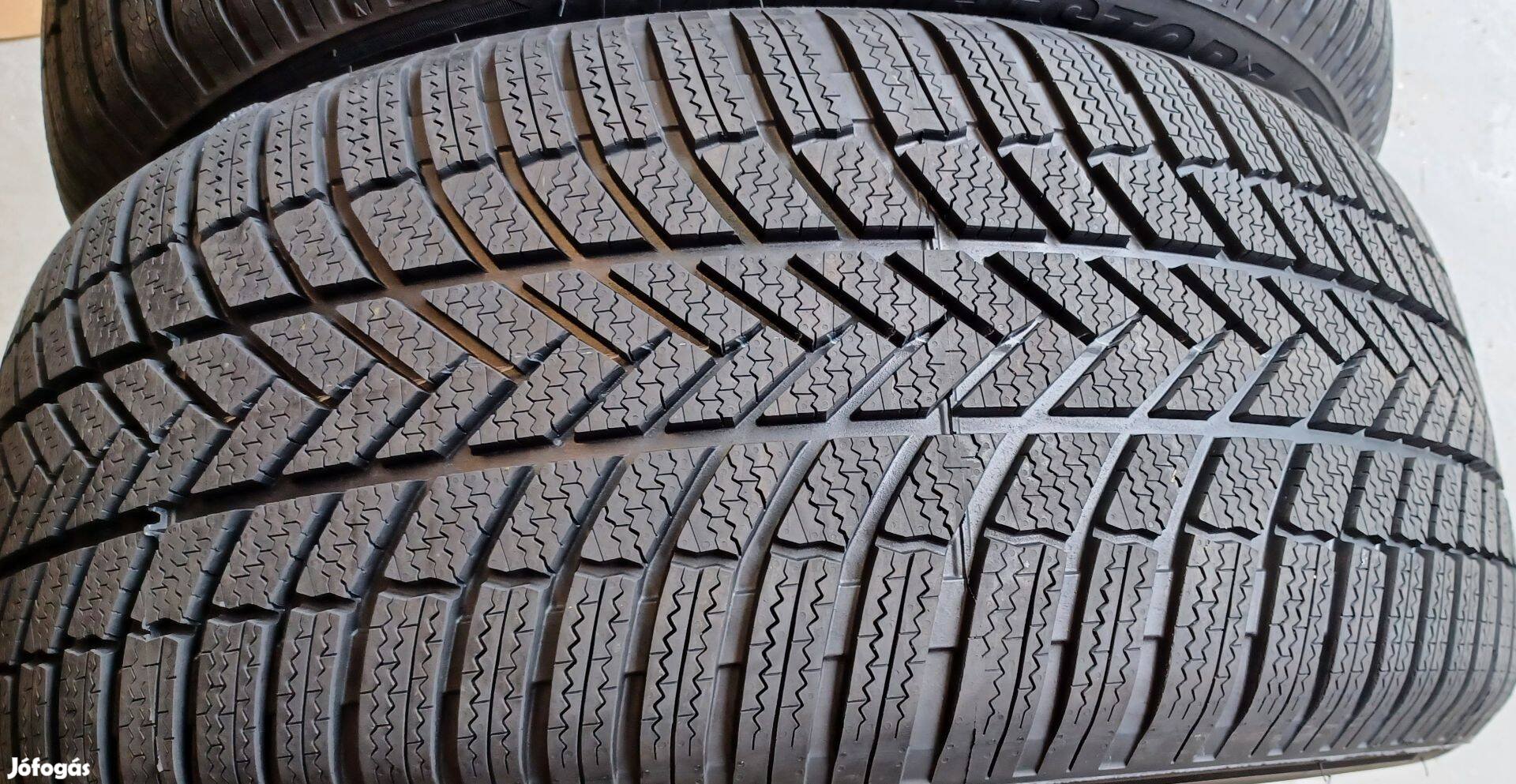 Bridgestone Blizzak LM005 275/50 R20 téli gumik 2db.8mm