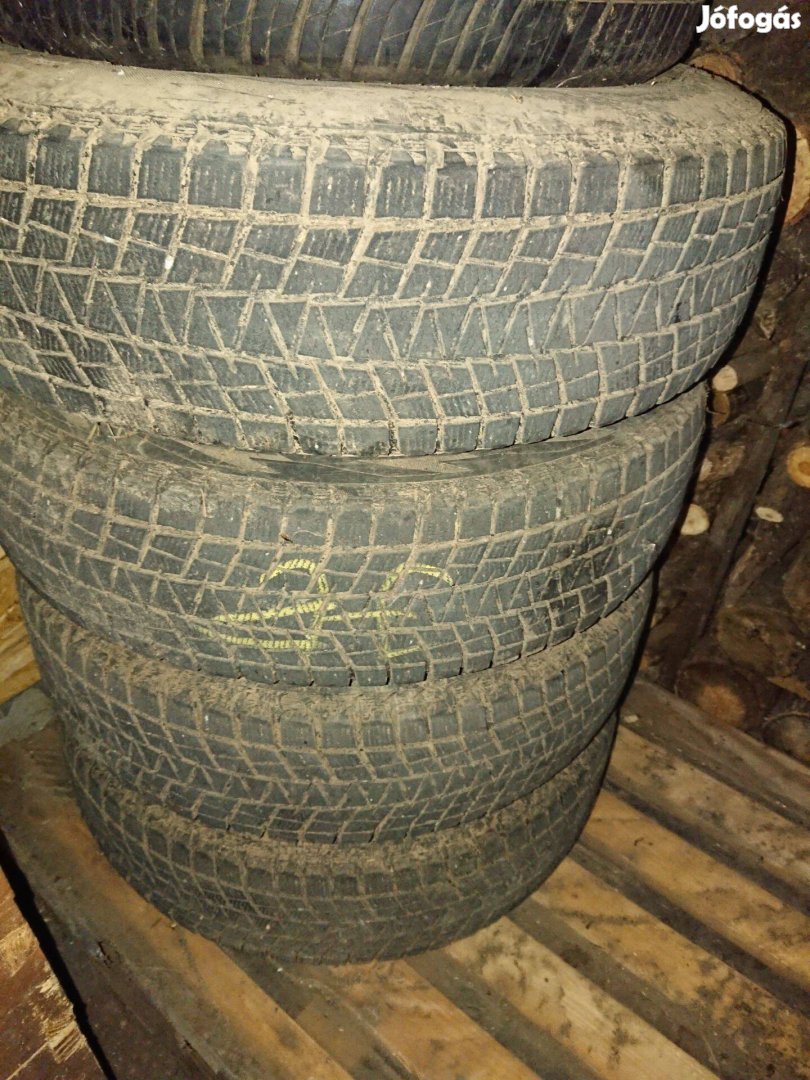 Bridgestone Blizzak téli gumi garnitúra 205/80R17