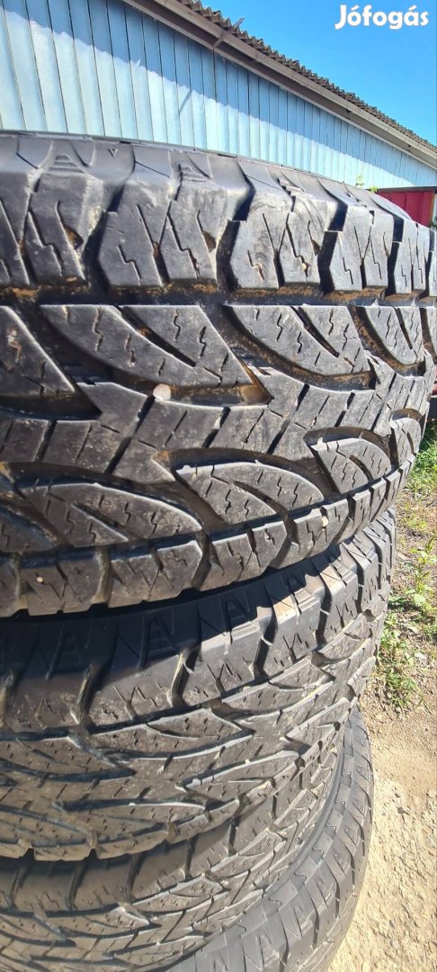 Bridgestone Dueller A/T 295/70R15 gumi 