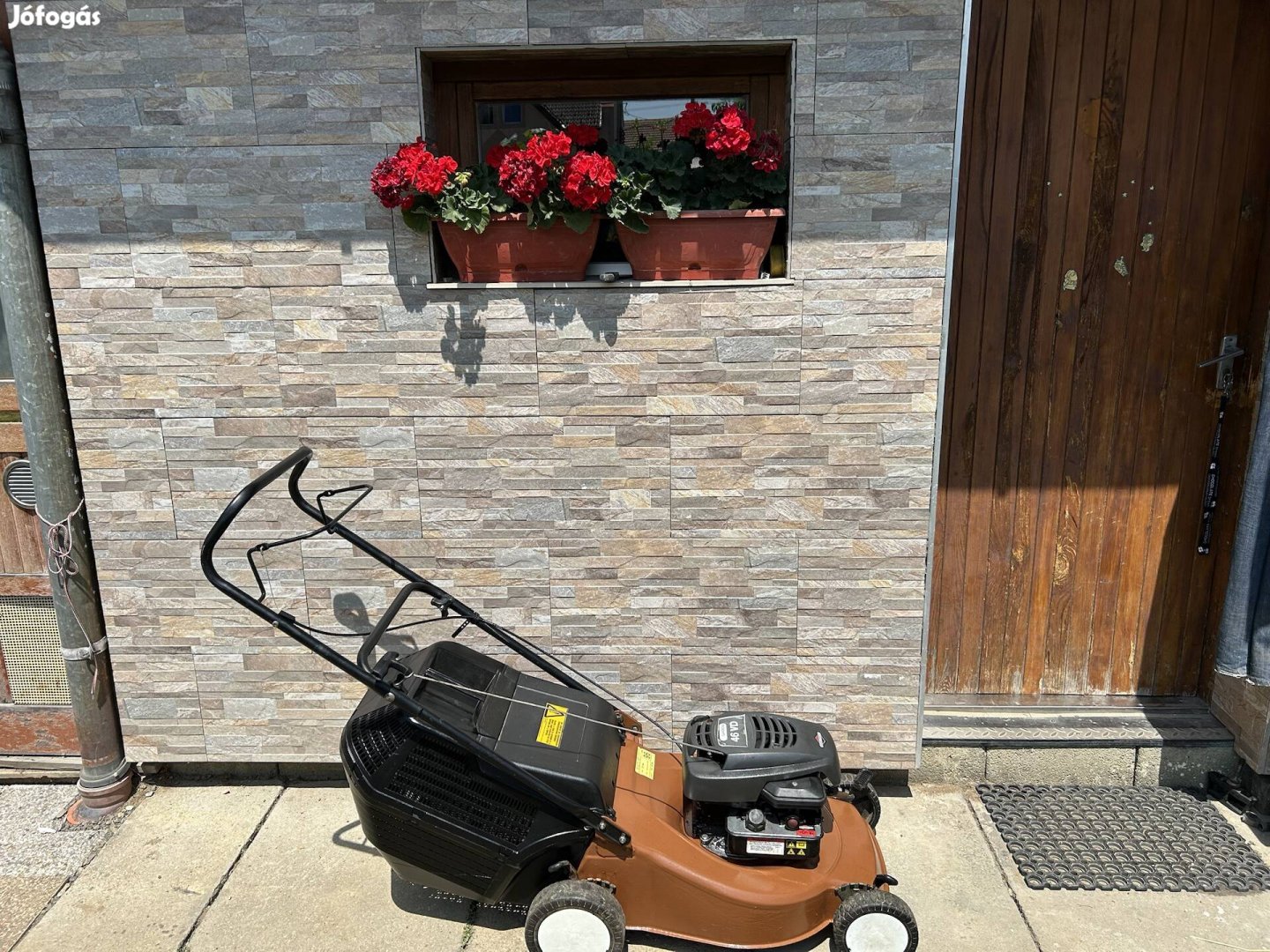 Briggs &Stratton motoros fűgyűjtős fűnyíró eladó 