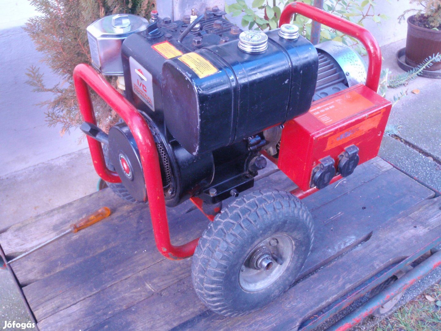 Briggs motoros aggregátor/220 V, 1500-1800 W/