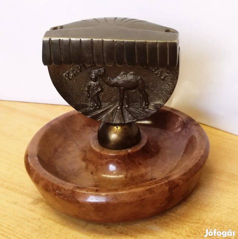 Bronz hamuzó emléktárgy kétpúpú tevével márvány talapzaton