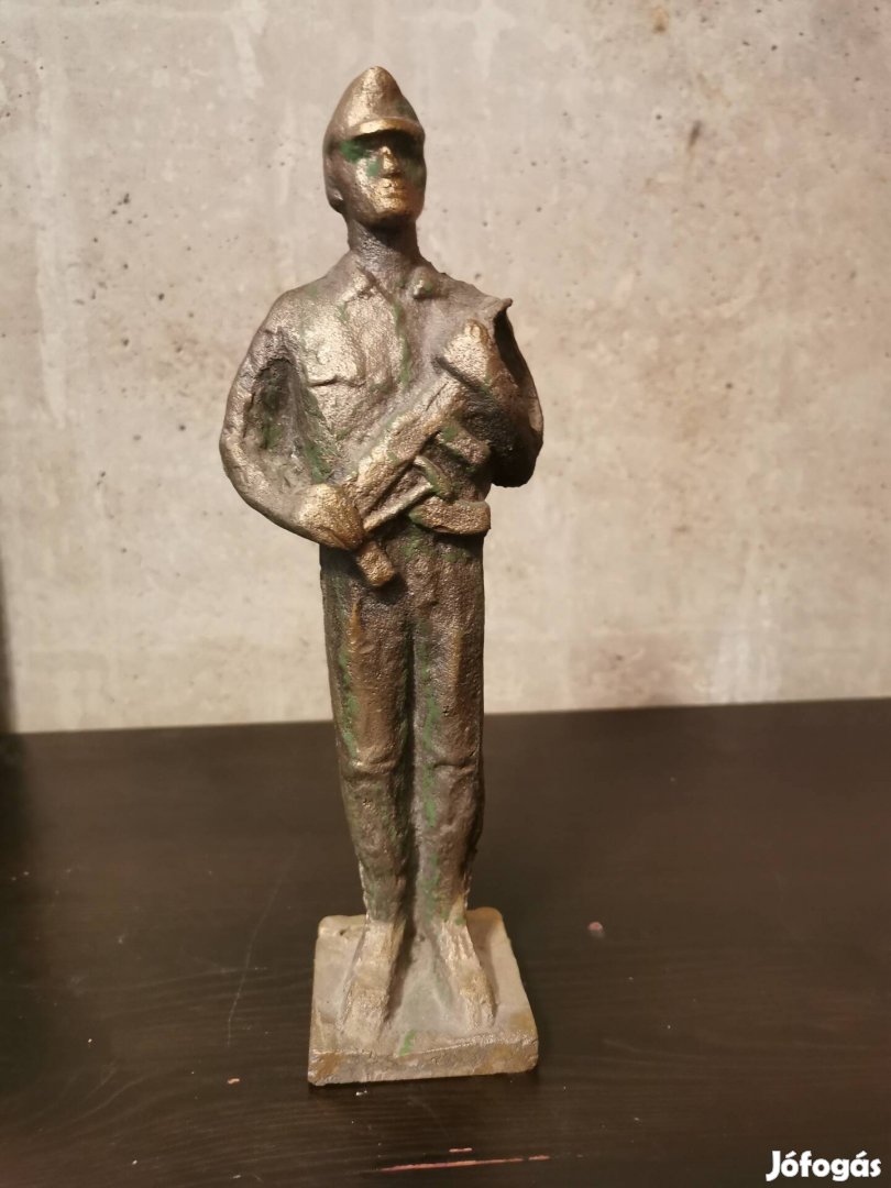 Bronz katona szobor 