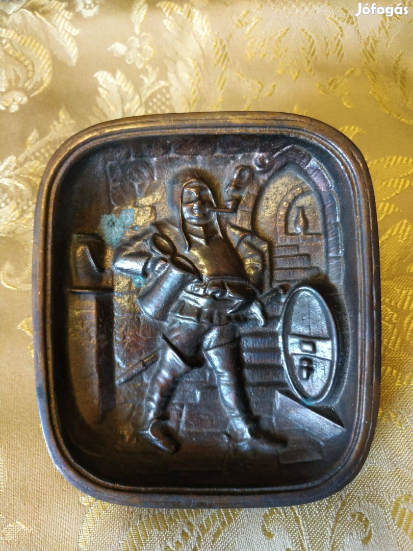 Bronz színű, kis méretű, régi fém öntvény fali kép boros pincéről