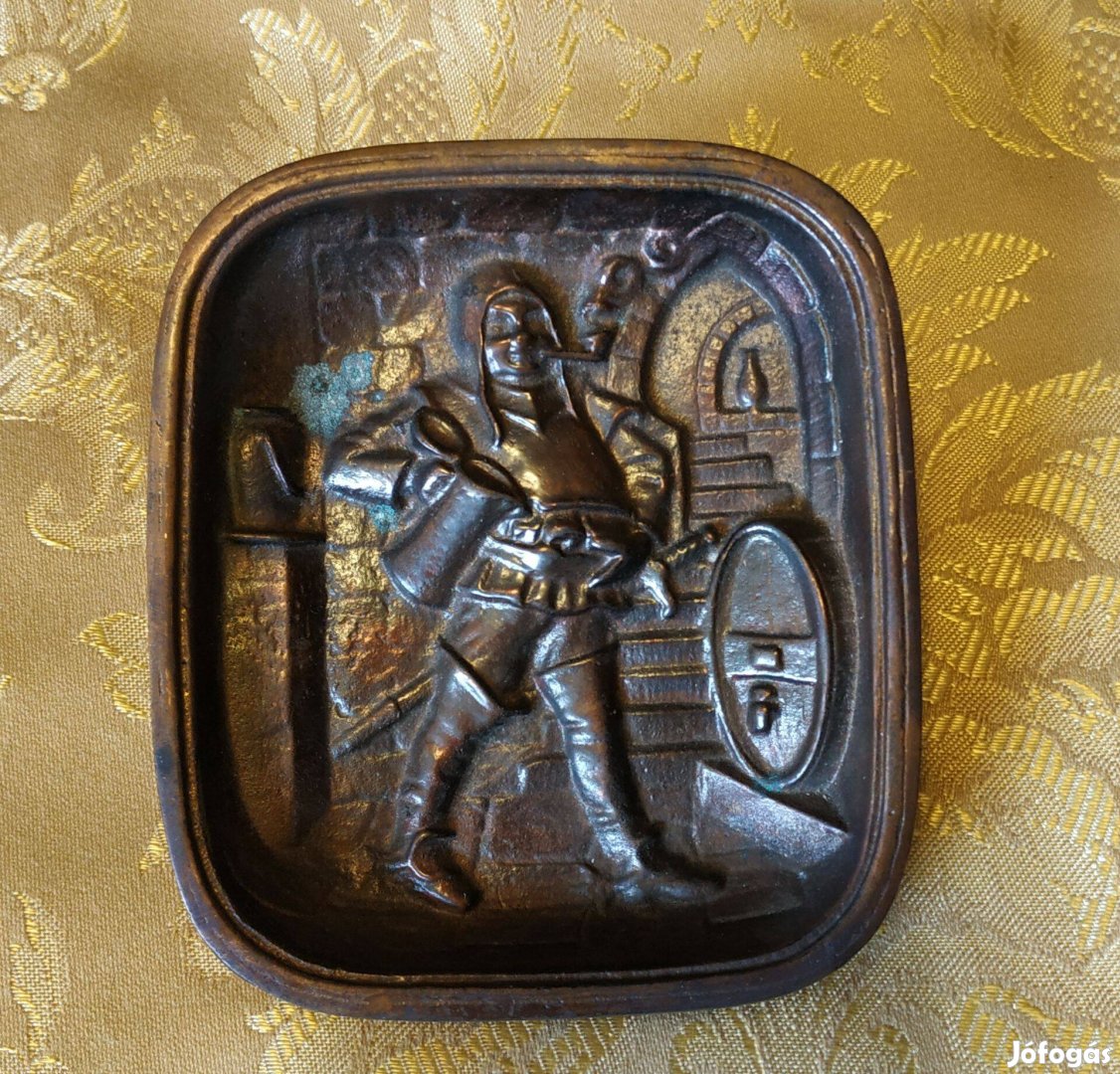 Bronz színű kis méretű régi fém öntvény fali kép boros
