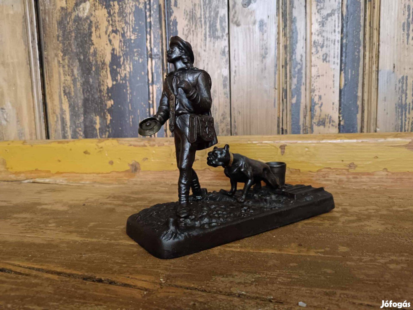 Bronz szobor, 20. század elejéről, vadász a kutyájával, gyufa tartó