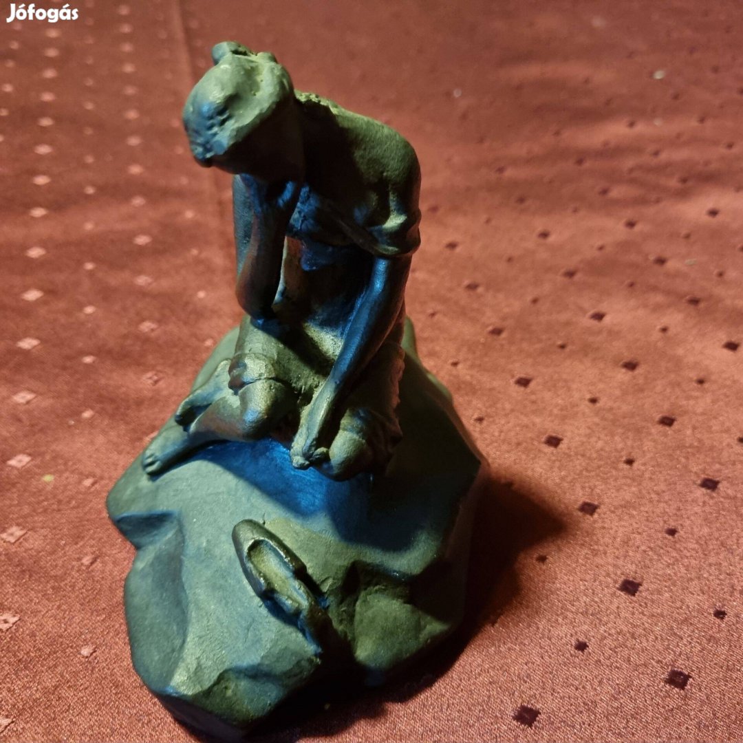 Bronz szobor, lány korsóval