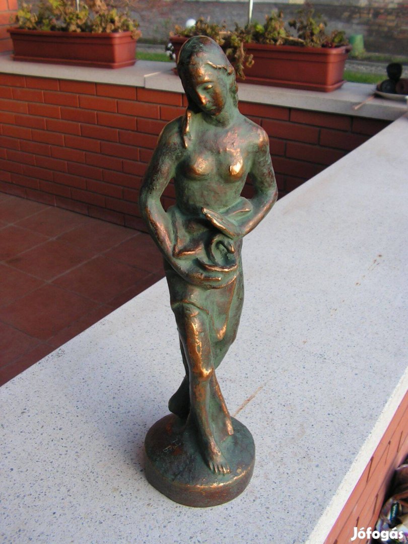 Bronz szobor, női - teljes nagyságú és szignós. 40 cm. magas