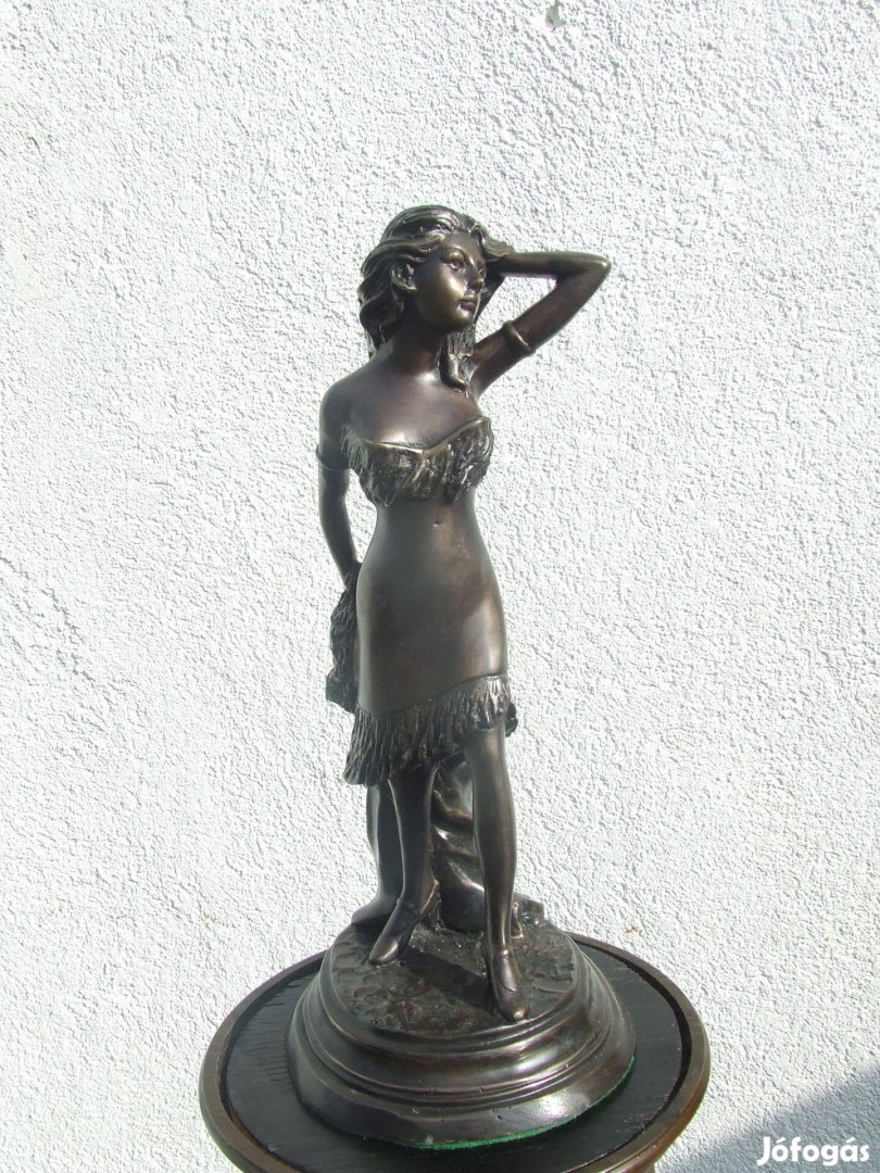 Bronz szobor hölgy