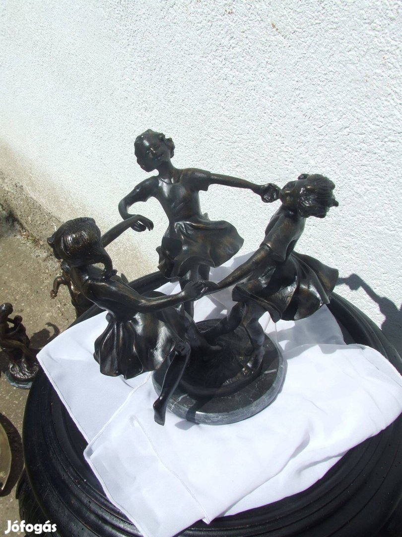 Bronz szobor lányok