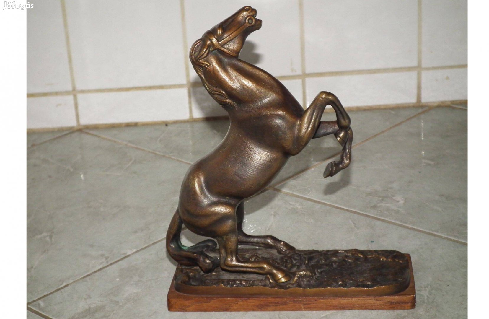 Bronz szobor nagyméretű lovas ugrató ló tekintélyes ló műalkotás