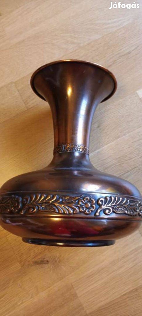 Bronz váza dísszel