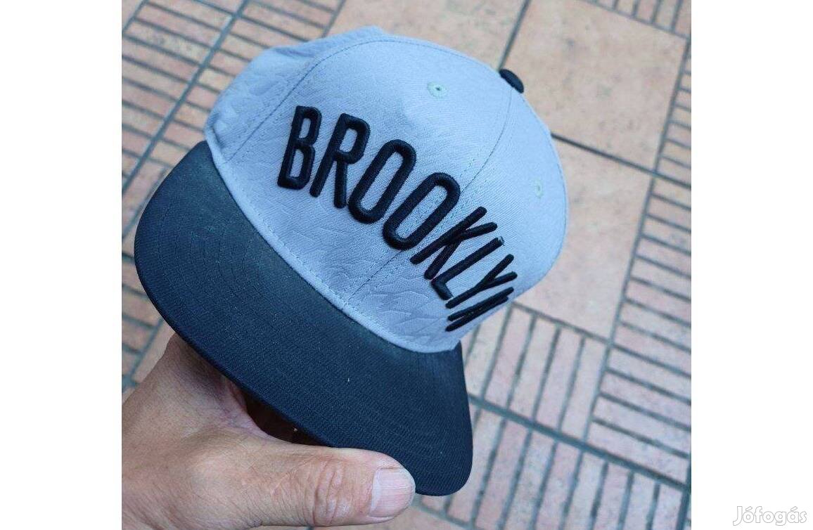 Brooklyn Nets feloiratos állítható sapka