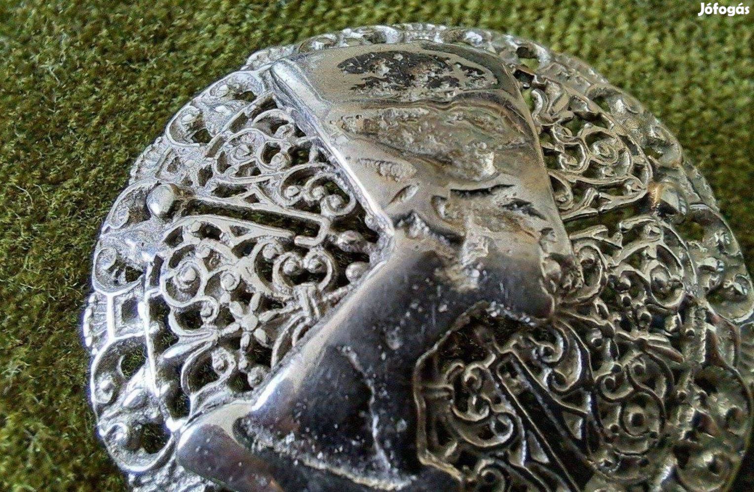 Bross antik motívum