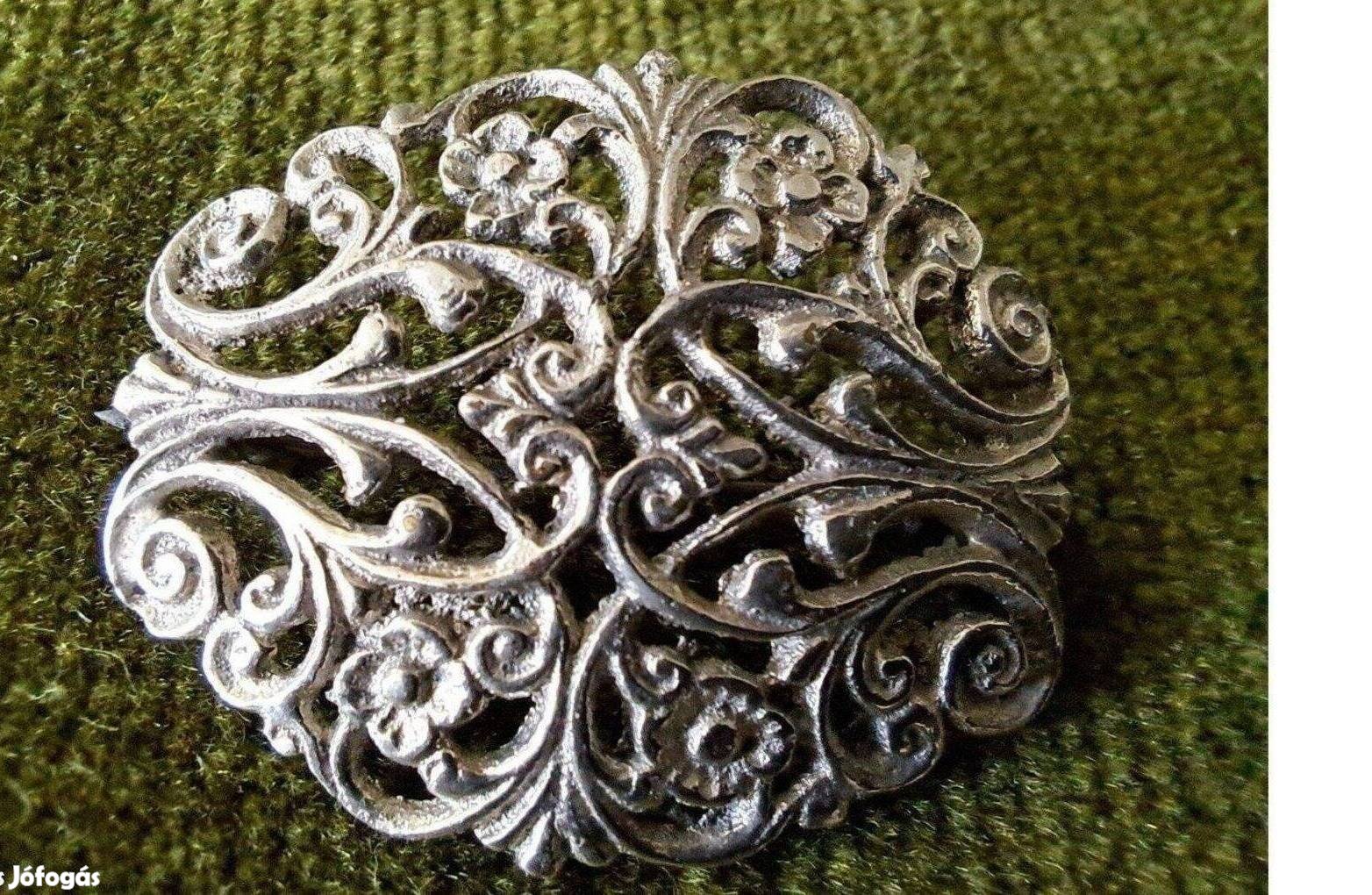 Bross kitűző