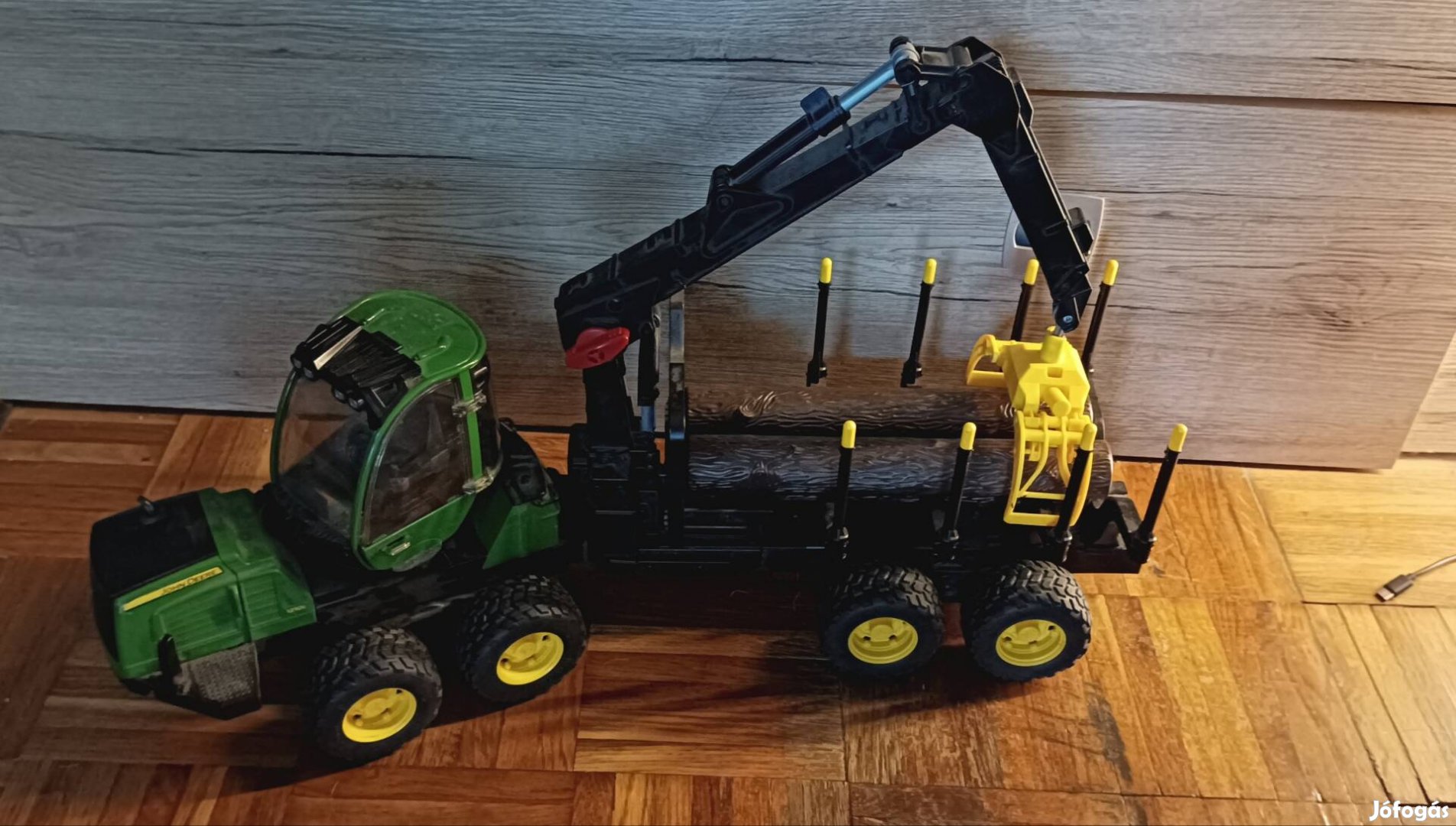 Bruder John Deere 1210E szállító rönk rakodóval