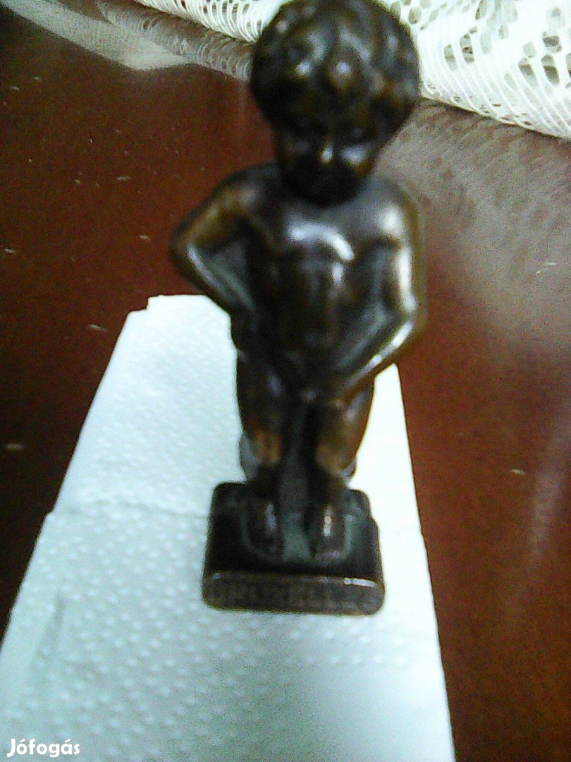 Bruxelles pisilő kisfiú 6 cm bronz szobor