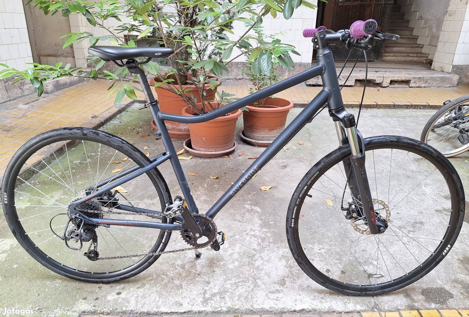 Btwin Riverside 500 trekking kerékpár L-es sok kiegészítővel