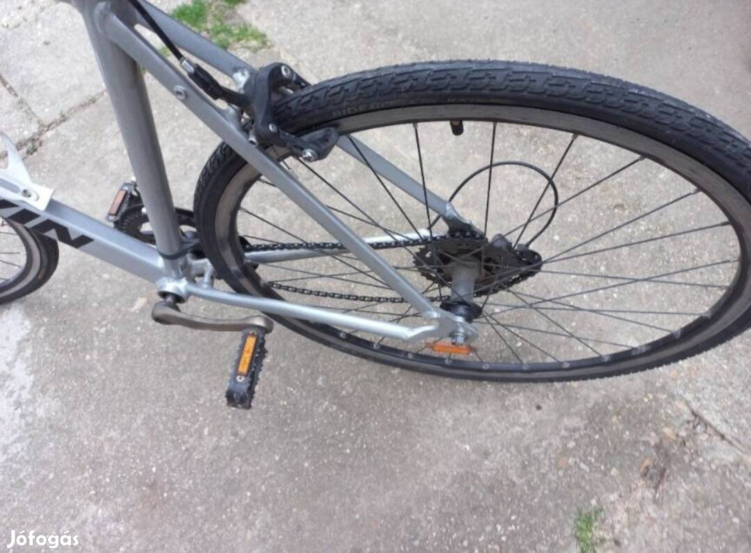 Btwin országúti kerékpár.