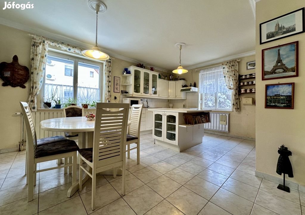 Budakalász, Budakalász, 330 m2-es, 2 generációs, családi